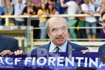 2019-06-07 - Rocco Commisso con la sciarpa della Fiorentina - PRESENTAZIONE NUOVO PROPRIETARIO DELLA FIORENTINA - ROCCO COMMISSO - ITALIAN SERIE A - SOCCER